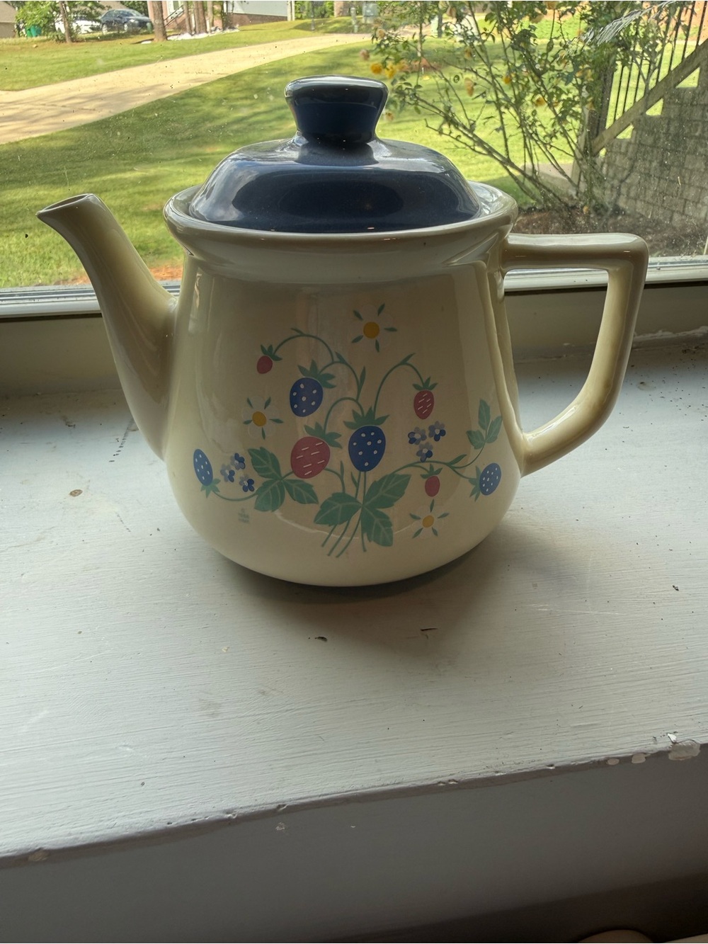 1986 vintage Hallmark "Auntie Em" teapot